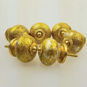 Arany színű porcelán bútorgomb szettben 6 db