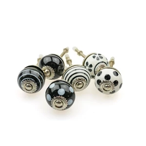 Fehér-fekete színű porcelán bútorgomb szettben 6 db