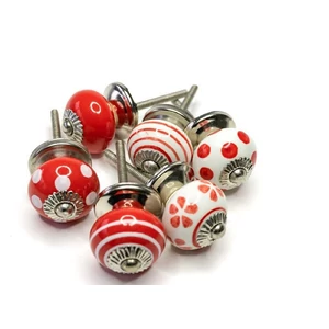 Piros-fehér színű porcelán bútorgomb szettben 6 db