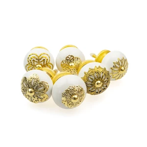 Fehér virág mintájú porcelán bútorgomb szettben 6 db