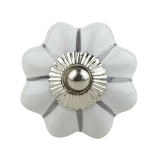 Márványfehér-szürke színű porcelán bútorgomb