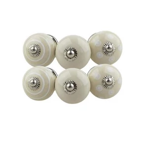 Törtfehér színű fehér mintás porcelán bútorgomb szettben 6db