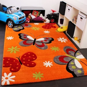 Gyerekszoba szőnyeg pillangó mintával